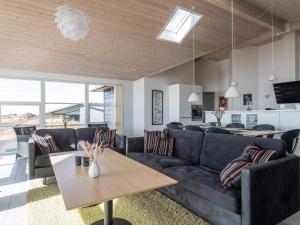 - un salon avec un canapé et une table dans l'établissement Holiday home Fanø CLXXIII, à Fanø