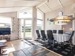 Spodsbjergにある6 person holiday home in Rudk bingのダイニングルーム(テーブル、椅子付)