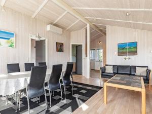 Spodsbjergにある6 person holiday home in Rudk bingのリビングルーム(テーブル、椅子付)
