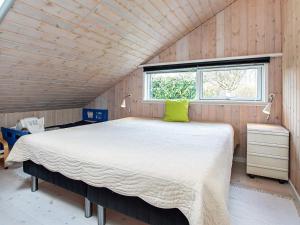 10 person holiday home in Stege في شتايغ: سرير كبير في غرفة مع نافذة