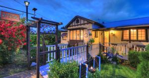 a house with a white fence and a gate at Andavine House - Bed & Breakfast in Grafton