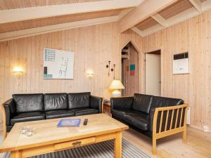 - un salon avec un canapé et une table dans l'établissement 6 person holiday home in Jerup, à Jerup