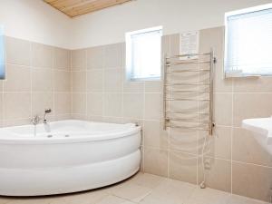 Koupelna v ubytování 6 person holiday home in Thyholm
