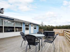 un patio con sillas y una mesa en una terraza en 6 person holiday home in S by en Sæby