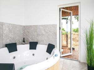 Et badeværelse på 12 person holiday home in Millinge