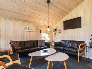 Et tv og/eller underholdning på Four-Bedroom Holiday home in Humble 1