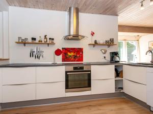 Kjøkken eller kjøkkenkrok på Holiday home Oksbøl LXXXIII
