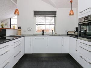 A kitchen or kitchenette at Holiday home Hadsund XCVII