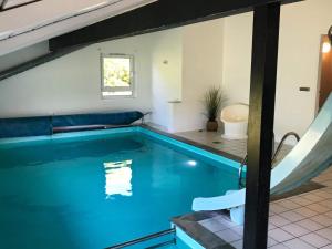 una piscina en una casa de agua azul en Four-Bedroom Holiday home in Hjørring 8, en Lønstrup