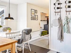 - une cuisine et une salle à manger avec une table et des chaises dans l'établissement Holiday home Nykøbing Sj XXX, à Tengslemark