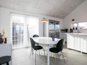 uma cozinha e sala de jantar com uma mesa branca e cadeiras em 5 person holiday home in Frederikshavn em Frederikshavn