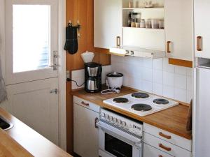 cocina con fogones y nevera blanca en 7 person holiday home in Sp ttrup, en Spottrup