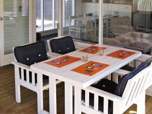 mesa de comedor blanca con 2 sillas y mesa en 7 person holiday home in Sp ttrup, en Spottrup