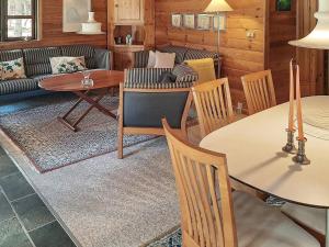 een woonkamer met een tafel en stoelen bij Holiday home Hadsund CVIII in Hadsund