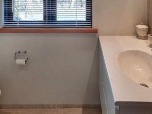 een badkamer met een bad, een wastafel en een raam bij Holiday home Hadsund CVIII in Hadsund