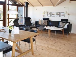 sala de estar con sofá y mesas en 8 person holiday home in Ebeltoft, en Ebeltoft