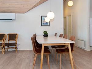 Glesborgにある8 person holiday home in Glesborgのダイニングルーム(テーブル、椅子付)