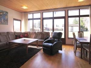 sala de estar con sofá, mesa y sillas en 6 person holiday home in Kirke Hyllinge, en Kirke-Hyllinge