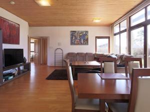 sala de estar con sofá y mesa en 6 person holiday home in Kirke Hyllinge, en Kirke-Hyllinge
