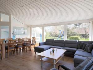 salon z kanapą i stołem w obiekcie 12 person holiday home in V ggerl se w mieście Bøtø By