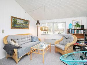 ein Wohnzimmer mit einem Sofa und 2 Stühlen in der Unterkunft 5 person holiday home in Hj rring in Vester Vidstrup