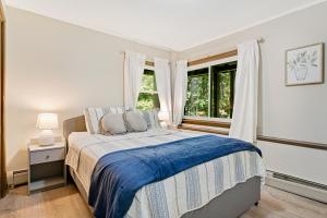 1 dormitorio con cama y ventana en Rocky Red en Bromley Village