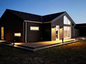 Brovstにある10 person holiday home in Brovstの黒い家