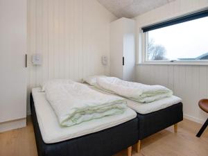 2 Einzelbetten in einem Zimmer mit Fenster in der Unterkunft Holiday home Sydals XLI in Mommark