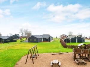 einen Park mit Spielplatz und Schaukel in der Unterkunft Holiday home Sydals XLI in Mommark