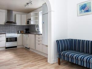 sala de estar con sofá y cocina en 4 person holiday home in Toftlund, en Toftlund