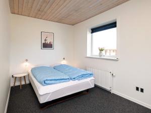 En eller flere senge i et værelse på Holiday home Oksbøl LXIX