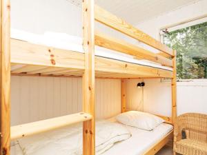 ein Etagenbett in einem winzigen Haus in der Unterkunft 5 person holiday home in H jslev in Højslev