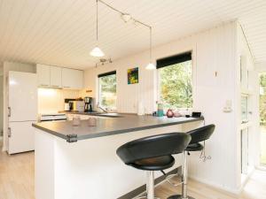 Kuchyň nebo kuchyňský kout v ubytování 5 person holiday home in Højslev