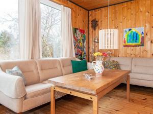 Et opholdsområde på 4 person holiday home in Knebel
