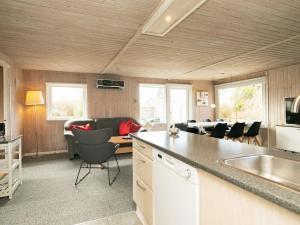 ボーゲンセにある7 person holiday home in Bogenseのキッチン、リビングルーム(ソファ付)