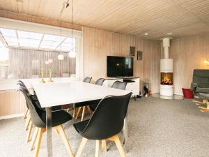 ボーゲンセにある7 person holiday home in Bogenseのダイニングルーム(白いテーブル、椅子付)