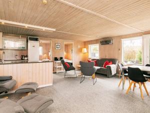 ボーゲンセにある7 person holiday home in Bogenseのリビングルーム(ソファ、テーブル、椅子付)