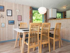 uma sala de jantar com uma mesa e quatro cadeiras em 6 person holiday home in B rkop em Egeskov