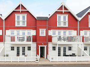 BagenkopにあるHoliday Home Færgevej IIの白と赤の建物