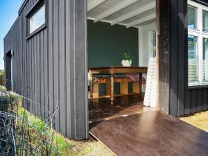 Struerにある5 person holiday home in Struerのテーブル付きパティオ