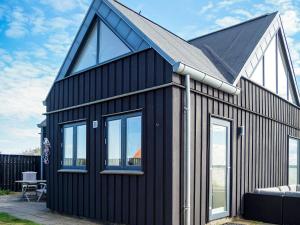 una casa negra con techo de gambrel en 5 person holiday home in Struer en Struer