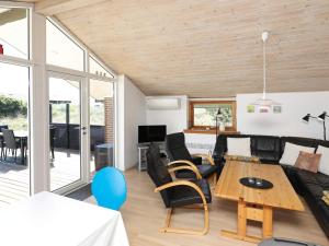 uma sala de estar com um sofá e uma mesa em Three-Bedroom Holiday home in Ringkøbing 1 em Ringkøbing