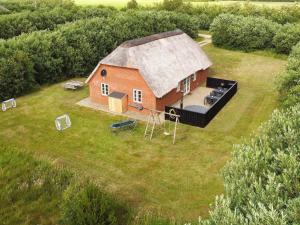 Widok z lotu ptaka na obiekt Four-Bedroom Holiday home in Ulfborg 5