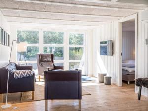 sala de estar con 2 sillas y 1 cama en Holiday home Henne CXVIII en Henne Strand