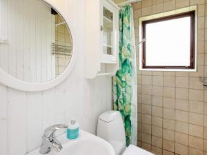 Koupelna v ubytování 6 person holiday home in Ulfborg