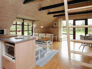 Kuchyň nebo kuchyňský kout v ubytování 6 person holiday home in Ulfborg
