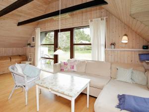 Ulfborgにある6 person holiday home in Ulfborgのリビングルーム(白いソファ、テーブル付)