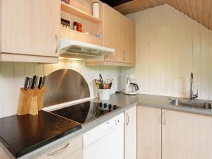 Kuchyň nebo kuchyňský kout v ubytování 6 person holiday home in Ulfborg