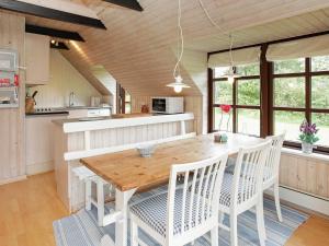 Kuchyň nebo kuchyňský kout v ubytování 6 person holiday home in Ulfborg