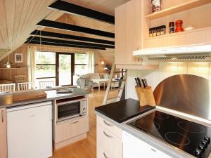 Kuchyň nebo kuchyňský kout v ubytování 6 person holiday home in Ulfborg + 14 fotografií